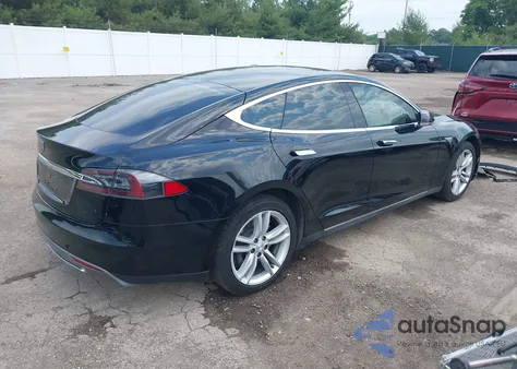2013 Tesla Model S z USA, uszkodzony, nr VIN 5YJSA1CG1DFP07524